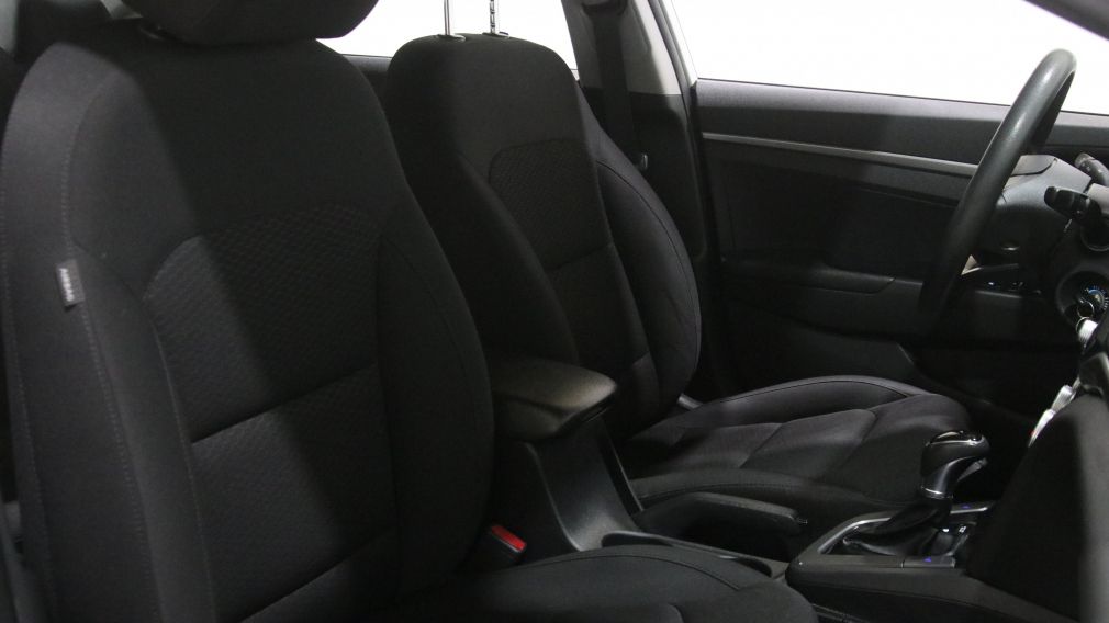 Hyundai Elantra Essential 2020 d&rsquo;occasion à vendre - 23