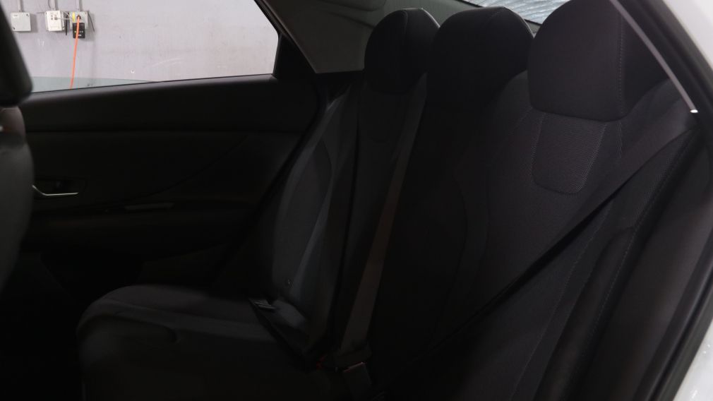 Hyundai Elantra Essential 2023 d&rsquo;occasion à vendre - 17