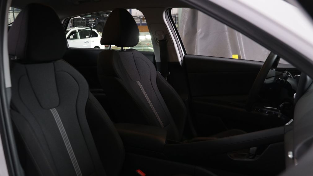 Hyundai Elantra Essential 2023 d&rsquo;occasion à vendre - 21