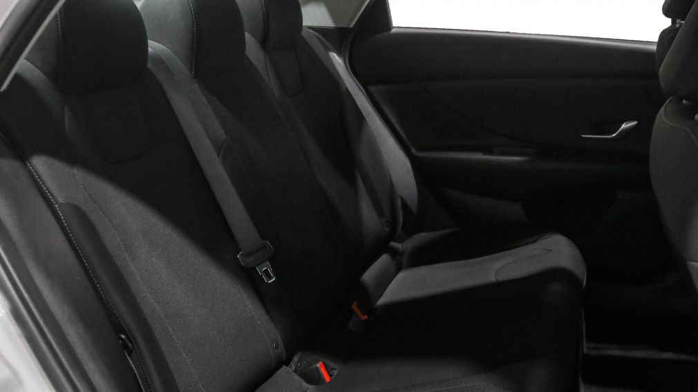 Hyundai Elantra Essential 2022 d&rsquo;occasion à vendre - 21