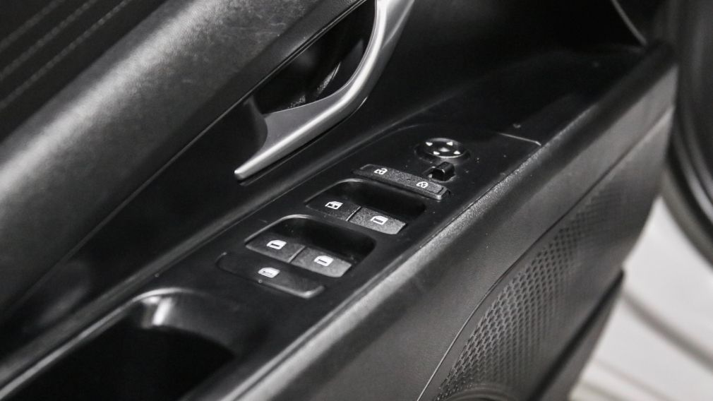 Hyundai Elantra Essential 2021 d&rsquo;occasion à vendre - 11