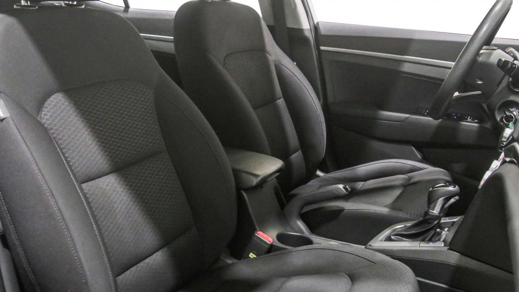 Hyundai Elantra Essential 2019 d&rsquo;occasion à vendre - 21