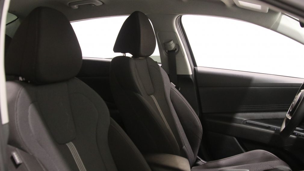 Hyundai Elantra Essential 2024 d&rsquo;occasion à vendre - 23