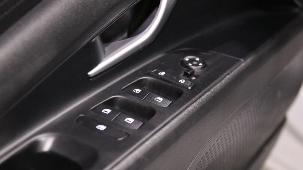 Hyundai Elantra Essential 2022 d&rsquo;occasion à vendre - 11