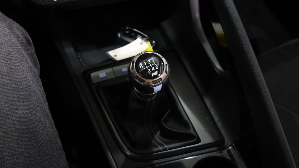 Hyundai Elantra Manual 2022 d&rsquo;occasion à vendre - 13