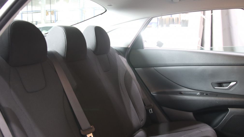 Hyundai Elantra Essential 2022 d&rsquo;occasion à vendre - 19