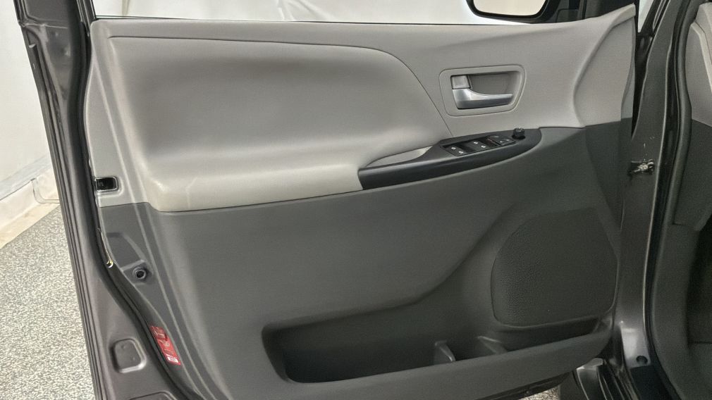 Toyota Sienna LE 2017 d&rsquo;occasion à vendre - 23