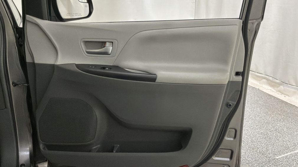 Toyota Sienna LE 2017 d&rsquo;occasion à vendre - 32