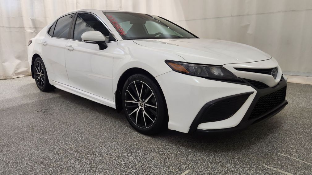 Toyota Camry Hybrid SE 2022 d&rsquo;occasion à vendre - 1