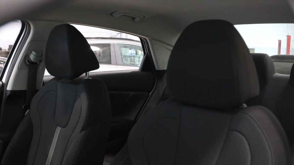 Hyundai Elantra Essential 2022 d&rsquo;occasion à vendre - 9